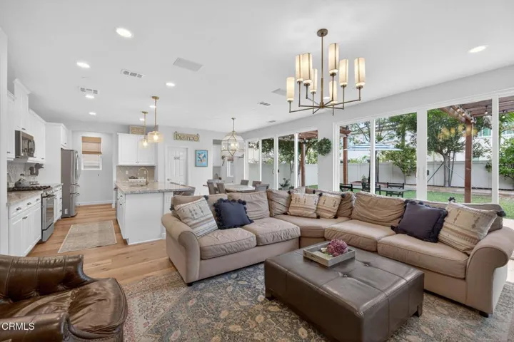 12-web-or-mls-UpmarketMedia_541Owens-12