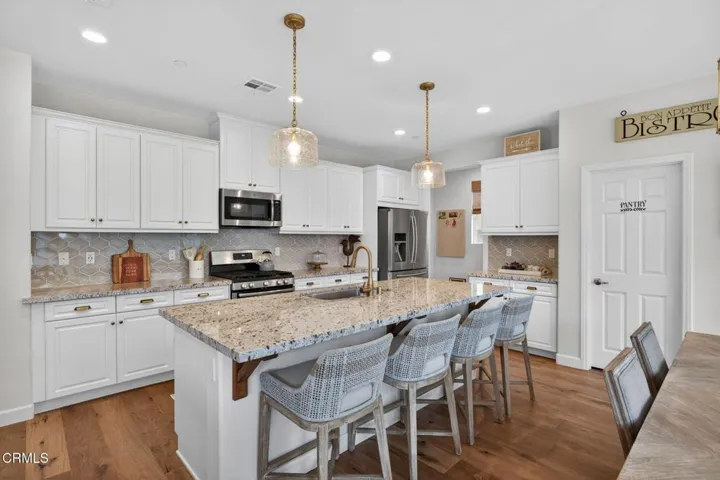 18-web-or-mls-UpmarketMedia_541Owens-18