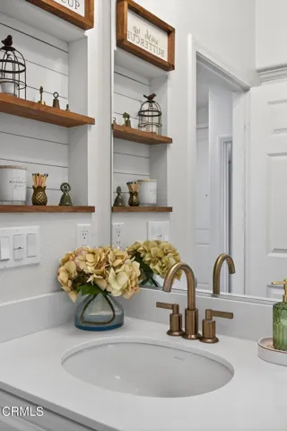 44-web-or-mls-UpmarketMedia_541Owens-44