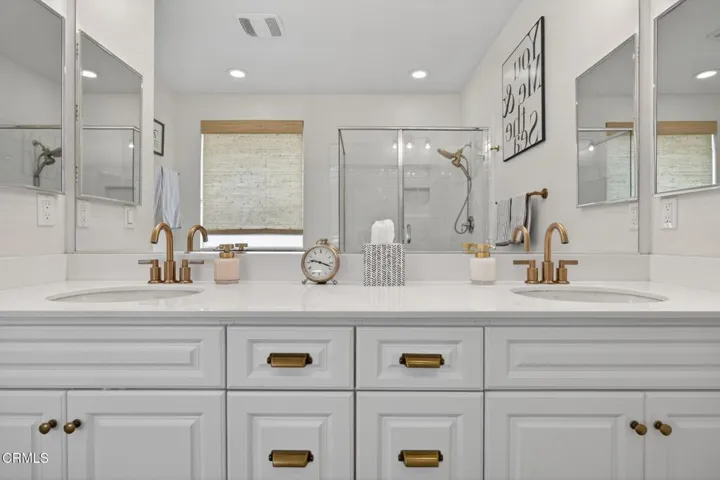 37-web-or-mls-UpmarketMedia_541Owens-37
