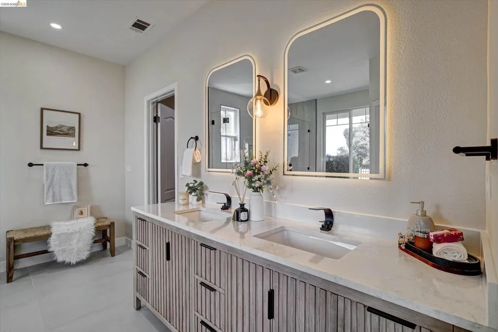 Dual vanity with integrated sinks and quartz countertops