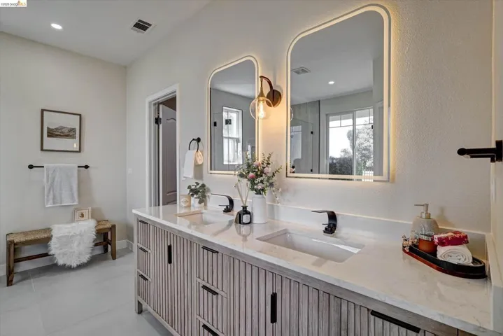 Dual vanity with integrated sinks and quartz countertops