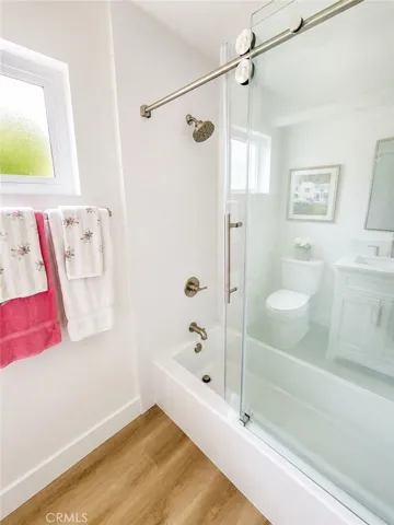 2nd bedroom bath with tub