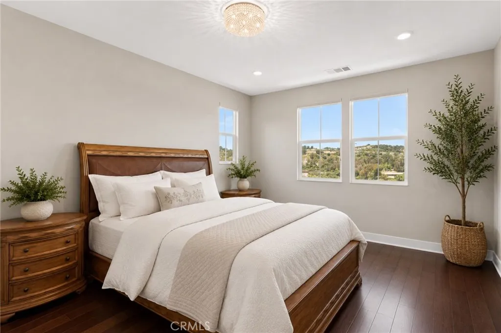 UPSTAIRS MAIN BEDROOM