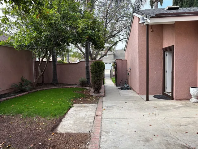 Enter gate to Courtyard