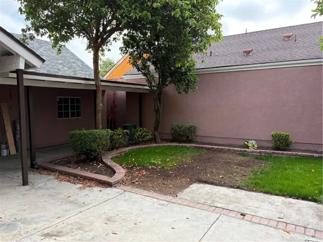 Courtyard to Garage Patio