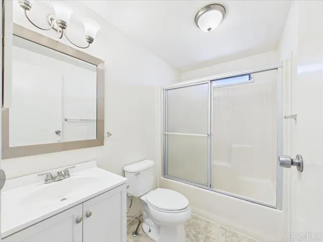 Secondary Bathroom/Hall