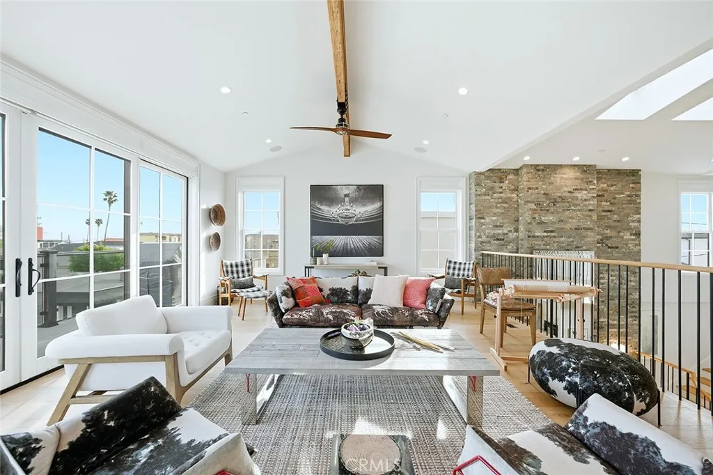 2nd Living Area/Den