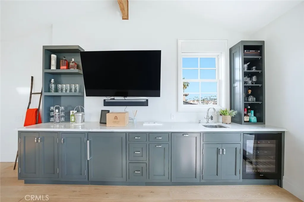 3rd floor wet bar