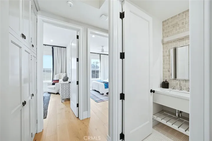 Hall to 2nd and 3rd BR