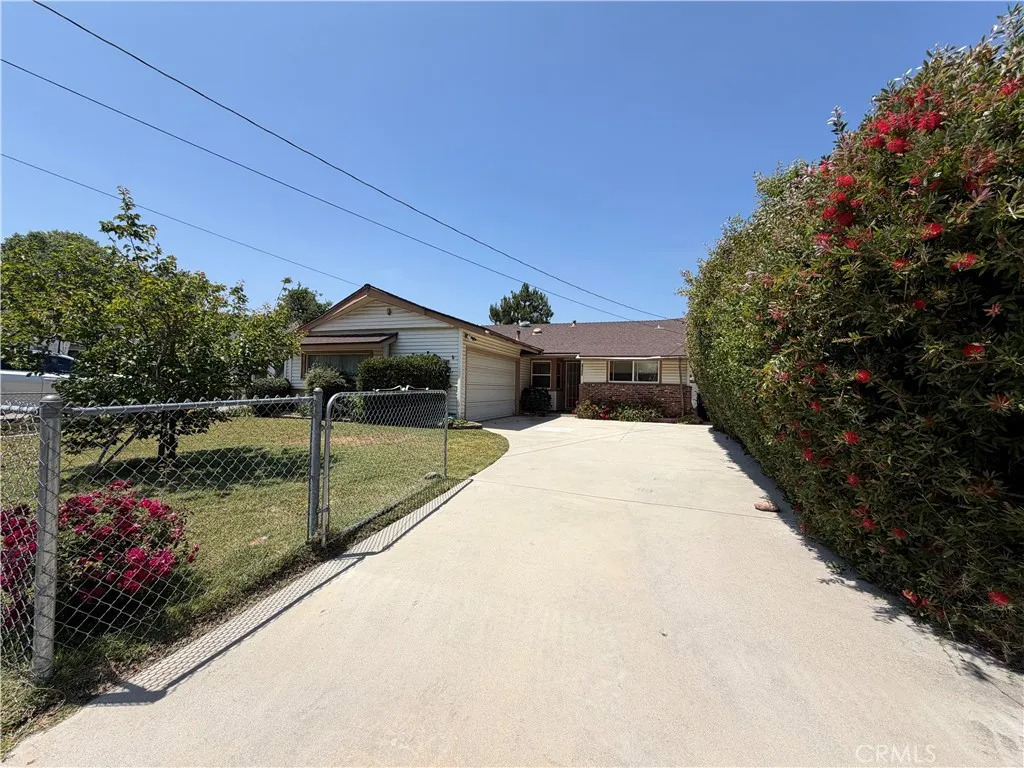 Front of home with spacious driveway.
