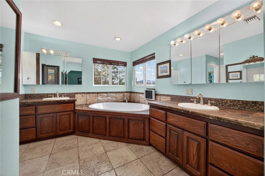 Primary Bathroom with 2 sinks and jacuzzi tub