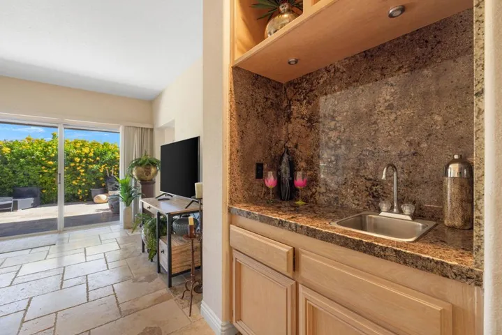 ;/R WET BAR