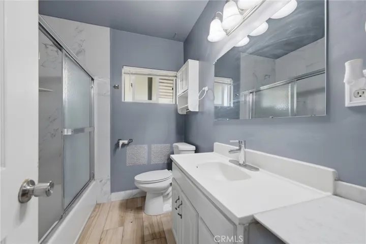 Well-maintained hall bathroom with a clean, functional layout for everyday convenience.