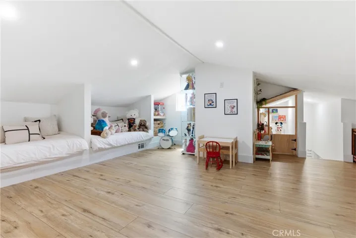 loft/2-builtin Beds