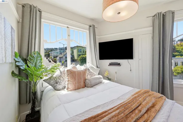 Bedroom/Dining Area