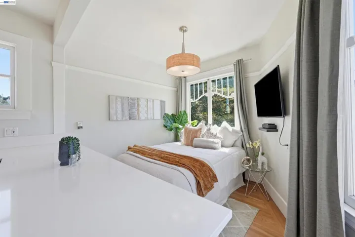Bedroom/Dining Area