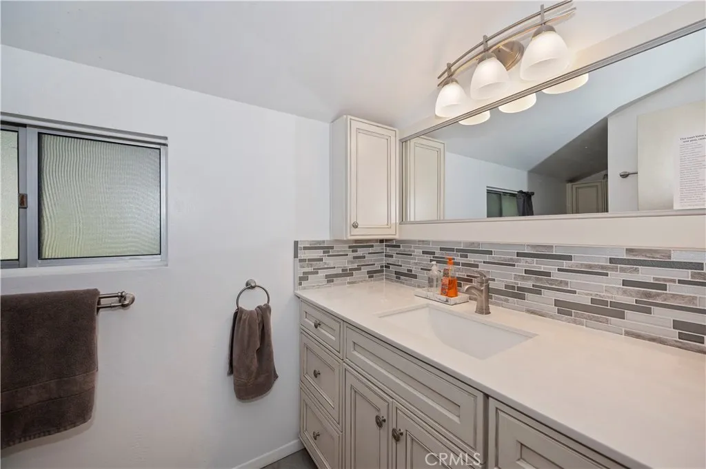 Top Level Full Bathroom With Soaking Tub