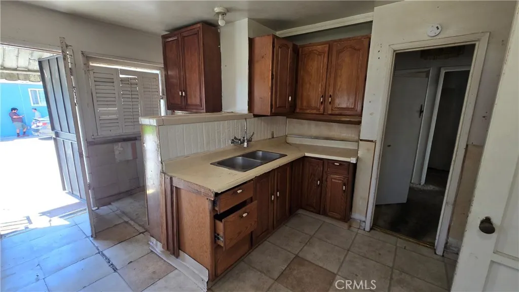 1605 E Orchard, Compton, California 90221 — photo 4