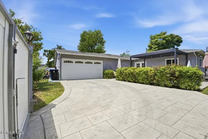 Driveway entry from cul de sac.