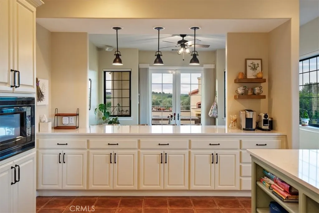 ...counter connects to the breakfast room...