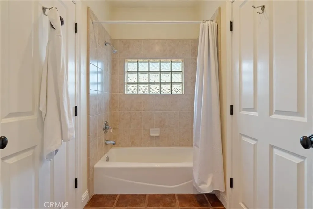 ...which shares a jack-n-Jill bathroom...
