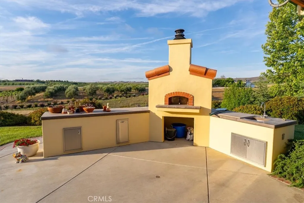 ...outdoor kitchen with pizza oven