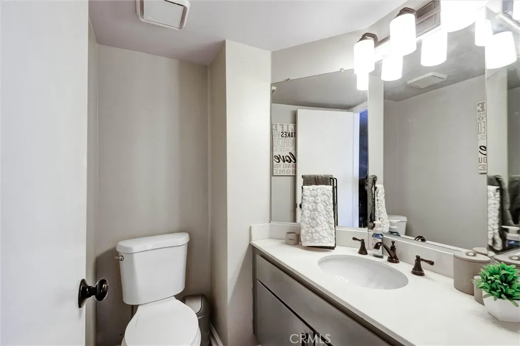 Downstairs 1/2 Bath