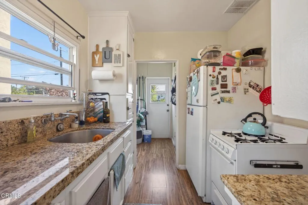24-web-or-mls-Upmarketmedia_2102Cha-071