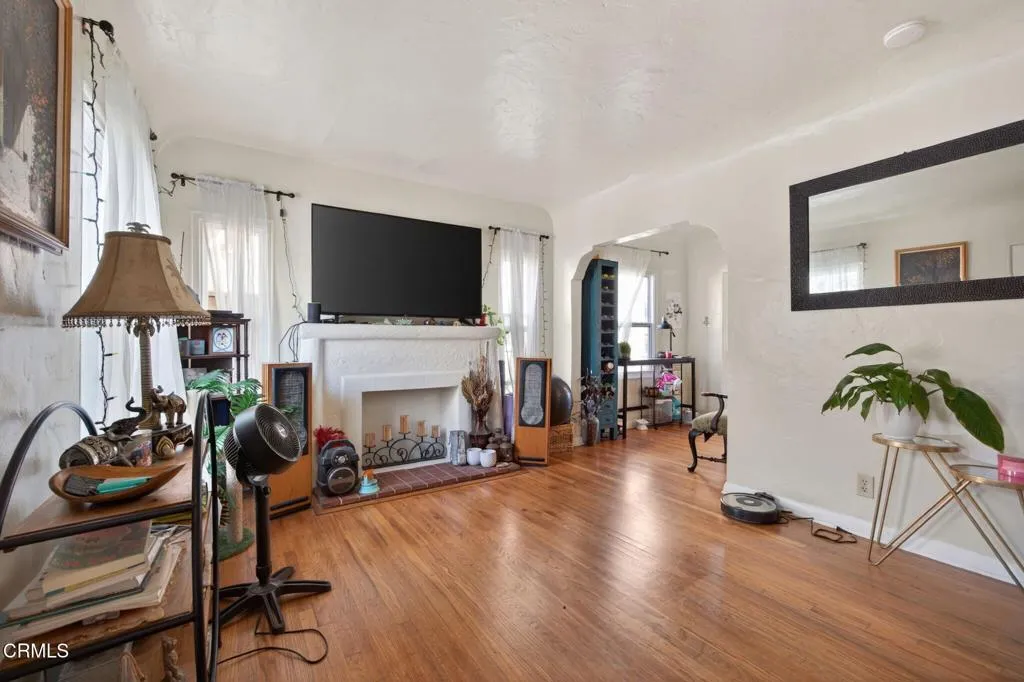 19-web-or-mls-Upmarketmedia_2102Cha-055