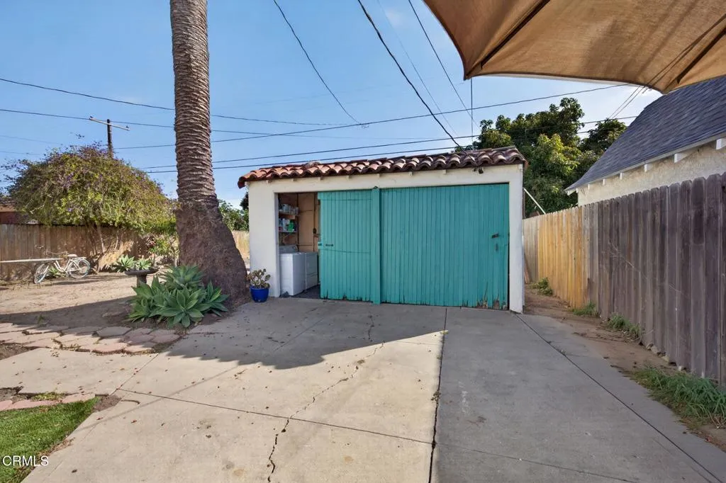 35-web-or-mls-Upmarketmedia_2102Cha-103