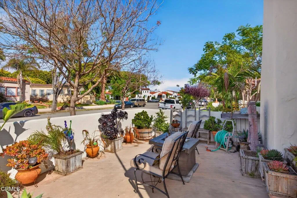 7-web-or-mls-Upmarketmedia_2102Cha-013