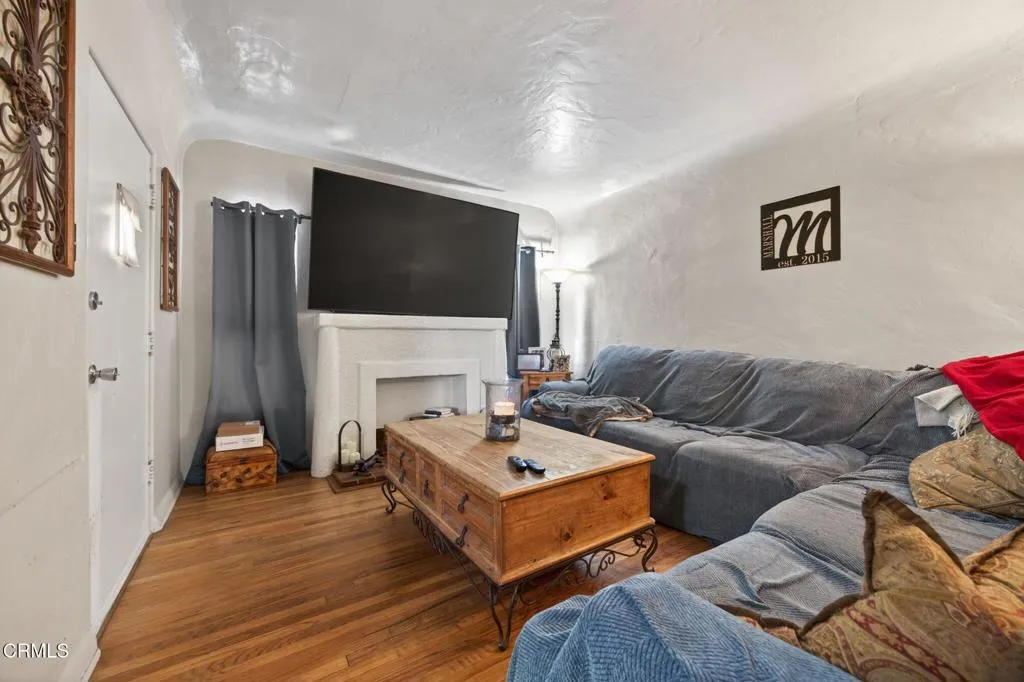 10-web-or-mls-Upmarketmedia_2102Cha-022