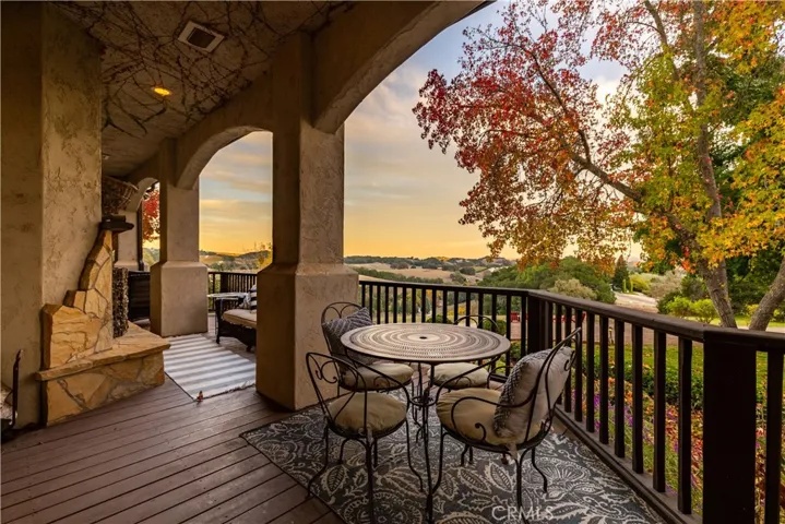 Enjoy the quiet evenings overlooking surrounding hills and vineyards.