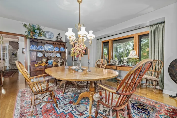 Large formal dining room, great for entertaining.