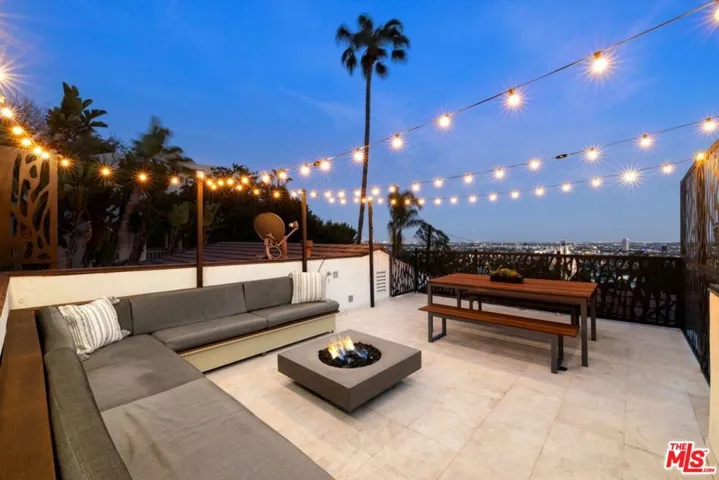Roof Top Patio w/Firepit