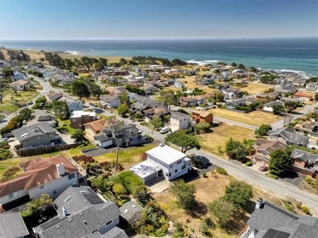 2098 Oxford Avenue, Cambria, California 93428