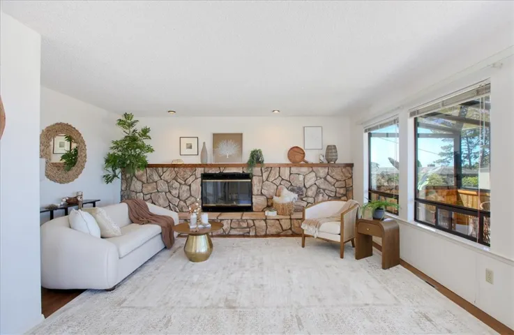 2098 Oxford Avenue, Cambria, California 93428