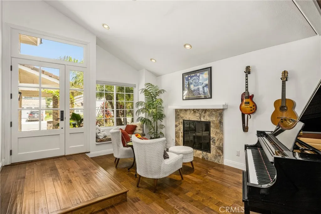 ....Enter into high ceilings.Hardwood Floors thruout..