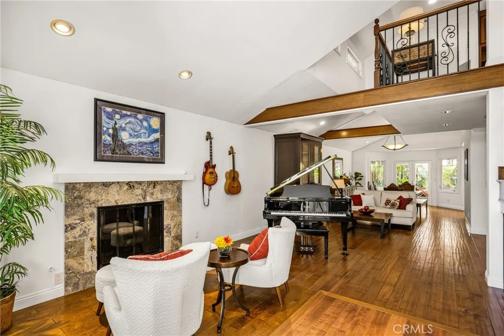Enter into the living room....Enter into high ceilings.Hardwood Floors thruout..