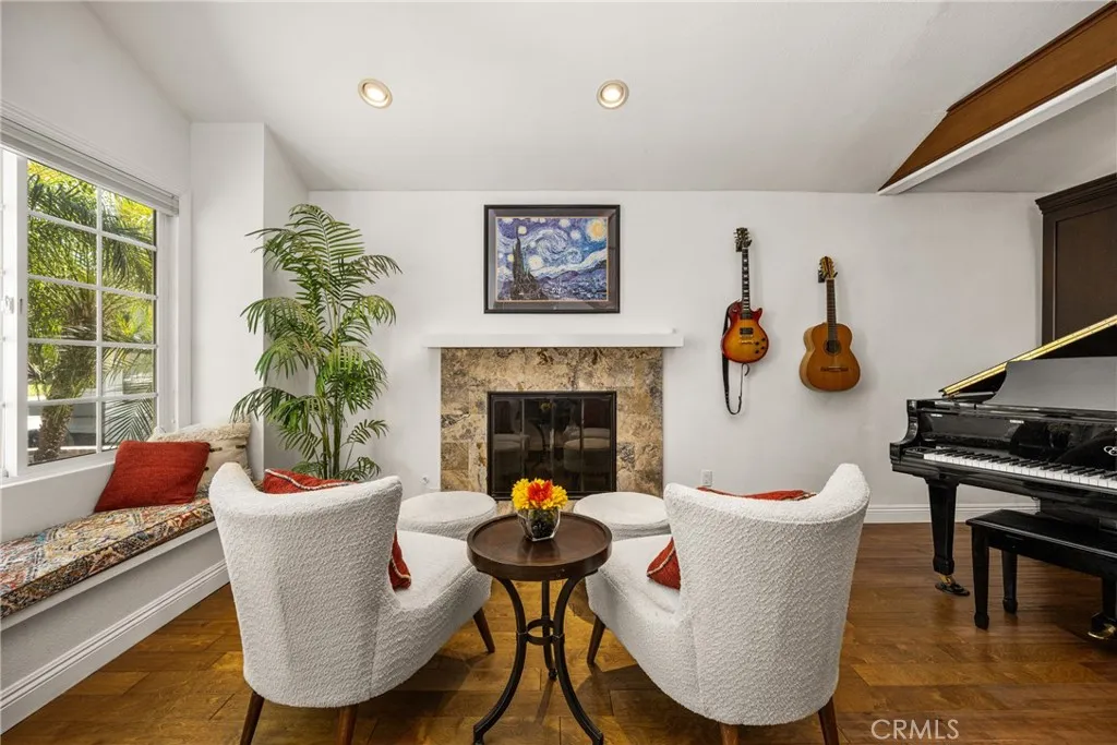 ....Enter into high ceilings.Hardwood Floors thruout..