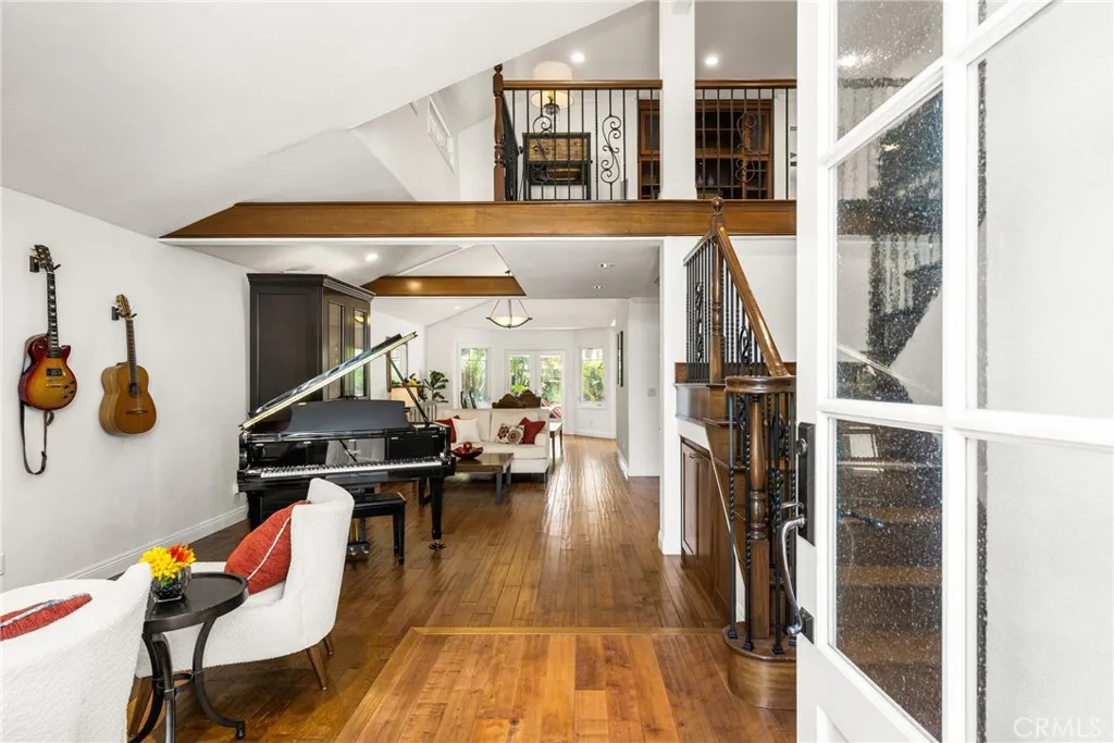 Enter into high ceilings.Hardwood Floors thruout..
