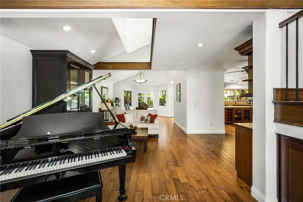....Enter into high ceilings.Hardwood Floors thruout..