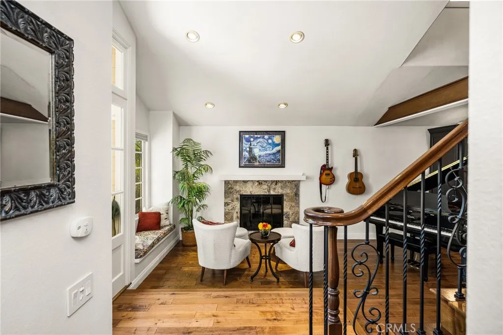 Enter into high ceilings.Hardwood Floors thruout..