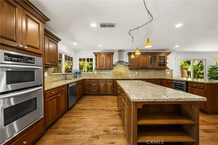Double ovens-Extra large kitchen area with Lots of seats and extra cabinets, recessed lights.