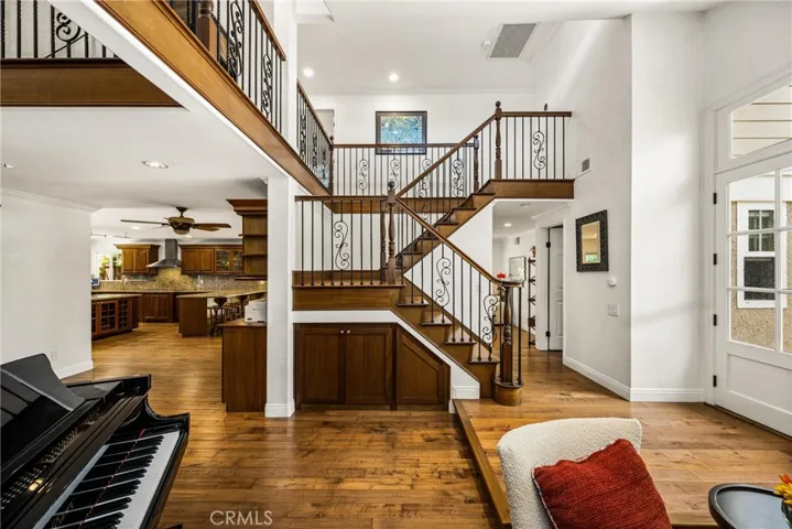 ....Enter into high ceilings.Hardwood Floors thruout..