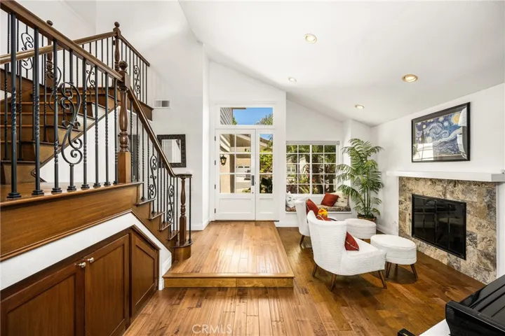 ....Enter into high ceilings.Hardwood Floors thruout..
