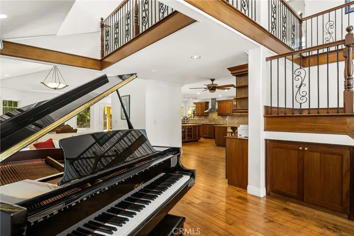 ....Enter into high ceilings.Hardwood Floors thruout..