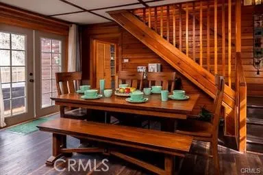 Dining set is included.