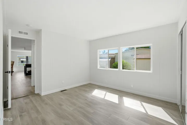 23_bedroom